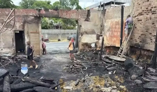 Incêndio de grandes proporções destrói carpintaria no sul da Bahia