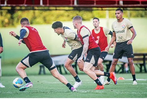 Elenco do Vitória inicia preparação para jogo contra o São Paulo