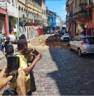 Prédio desaba no Pelourinho e carros ficam completamente destruídos