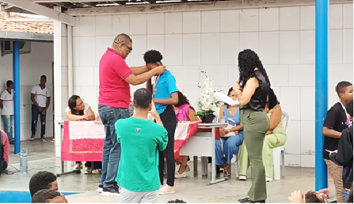 Professor Jackson Santos faz entrega de medalhas aos participantes da MOBFOG