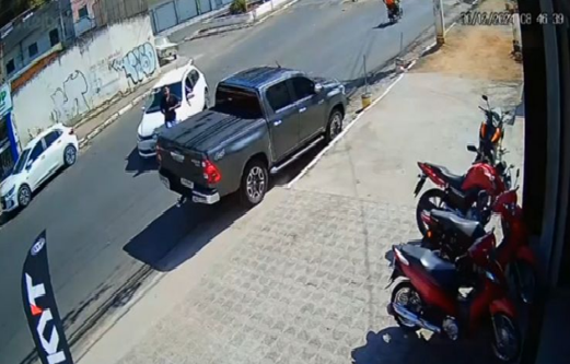 Motorista por aplicativo reage a assalto, atropela e prende assaltante em via pública de Jequié