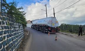 Caminhão-tanque perde força em Mutuípe na saída para Amargosa