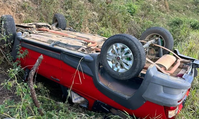 Carro capota próximo à entrada das Flechas, na BR-420, em Ubaíra