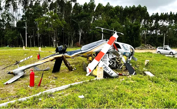 Helicóptero cai com 5 turistas da mesma família em SC.