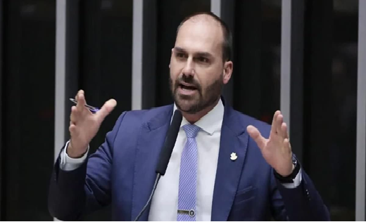 Eduardo Bolsonaro é condenado a pagar danos morais a ex-presidente da OAB por postagem difamatória