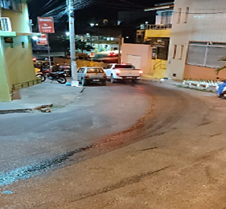 Veículo derrama óleo no centro de Santo Antônio de Jesus