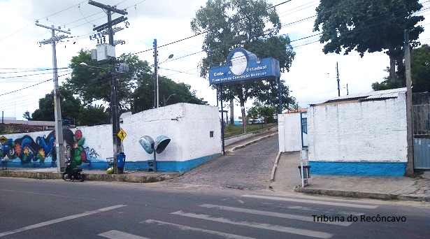 Funcionários de terceirizada paralisam atividades no Colégio Estadual