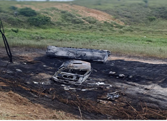 Caminhão-tanque levava carga de combustível tomba e motorista fica ferido na BR-330, Jequié/Maracás