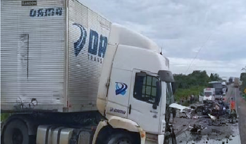 Quatro pessoas morrem após batida entre caminhão e carro no sudoeste da Bahia