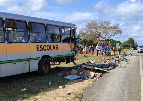Acidente entre ônibus escolar e caminhão na Bahia causa uma morte e deixa e 22 pessoas feridas