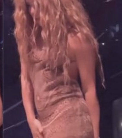 Shakira se irrita e abandona palco após ver fãs filmando suas partes íntimas