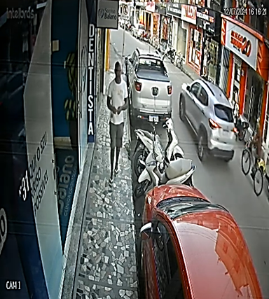 Homem rouba bicicleta no centro de Santo A. de Jesus