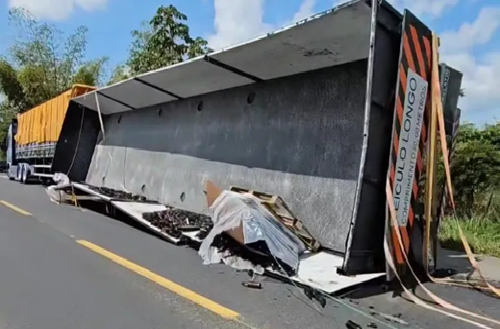 Carreta carregada de cerveja vira na BR-101 em Cruz das Almas