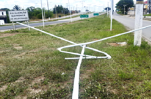 Motorista colide com poste na BR 101 em Santo Antônio de Jesus