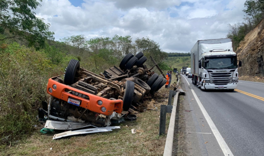 Caminhão carregado de abacaxi tomba na BR-116, na Serra do Mutum em Jaguaquara
