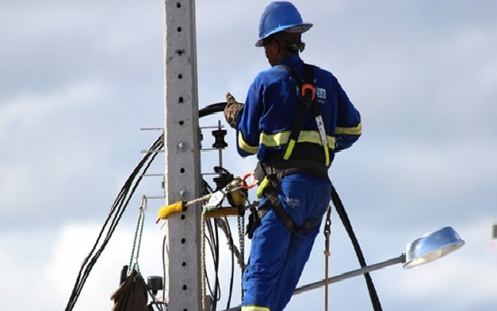 Quedas de energia deixam Elísio Medrado com abastecimento de água comprometido e residências com reservatórios vazios