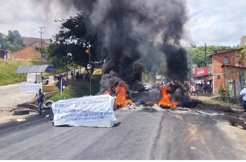 Moradores fecham uma das principais rodovias da BA em protesto após mortes de 3 pessoas