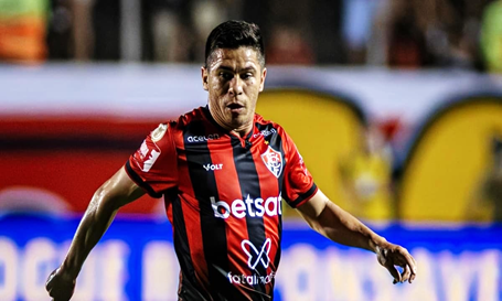 Vitória encaminha renovação de contrato com Osvaldo