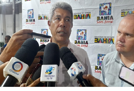 Jerônimo entrega caminhão, ambulância, unidades habitacionais e inaugura uma unidade de empacotamento de farinha