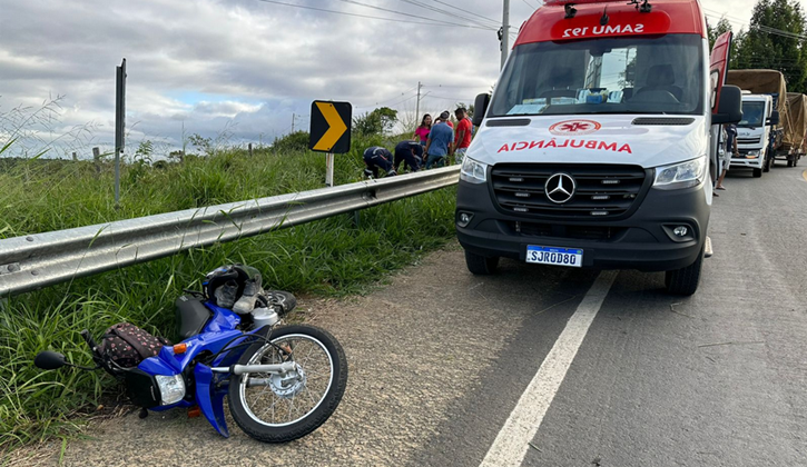 Motociclista sofre fratura na perna ao colidir moto com caminhão na BR-420, em Jaguaquara