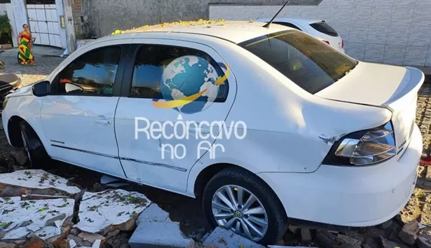 Muro cai em cima de veículo na cidade de Elísio Medrado