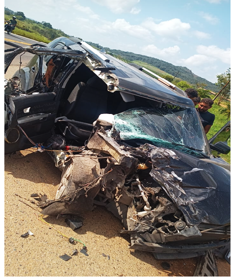 Colisão frontal deixa veículo destruído na BR 101