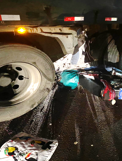 Moto colide no fundo de caminhão na BA 046 em Santo Antônio de Jesus