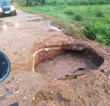 Moradores da zona rural de Conceição do Almeida reclamam de estradas esburacadas