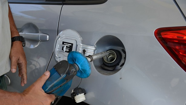 Gasolina fica mais cara na Bahia após anúncio da Acelen
