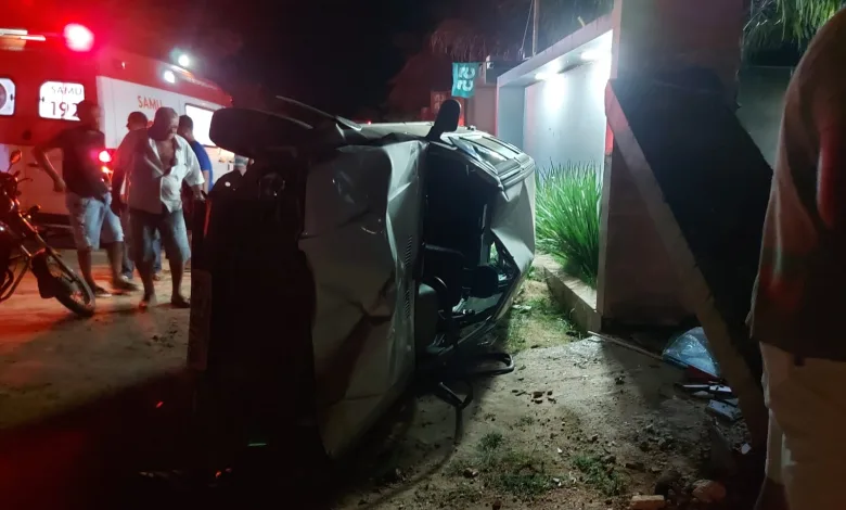 Motorista perde controle de veículo, capota e colide com muro de residência em Mutuípe