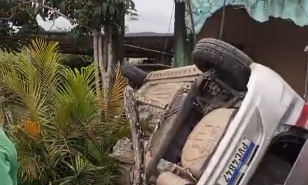 Veículo conduzido por professora que atua em Elísio Medrado sai da pista e invade casa na BA 026