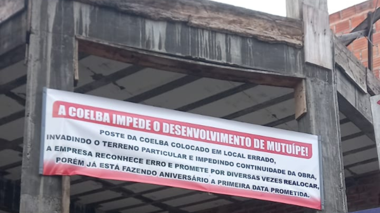Poste da Coelba impede obra de prédio comercial, no centro de Mutuípe