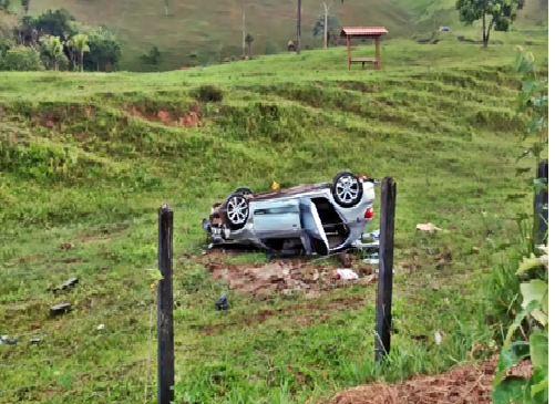 Veículo capota na BR-420, em Mutuípe, e deixa feridos