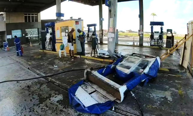Cinco pessoas ficam feridas após carro colidir com bomba de posto de combustíveis em Salvador