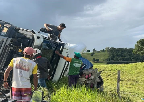 Caminhão tomba na BA-540, no Ribeirão
