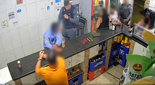 Policial militar é flagrado dando tapas em homem em bar no ES; PM abre investigação