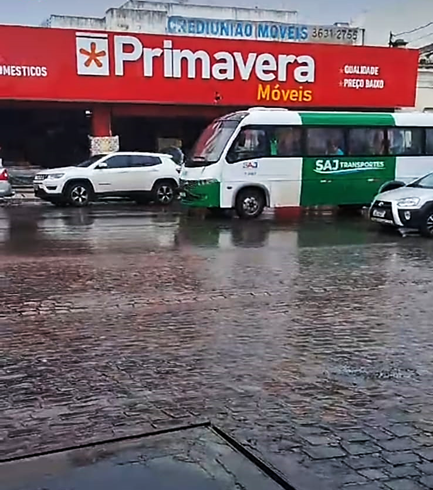Transporte coletivo quebra  e obstrui centro da cidade