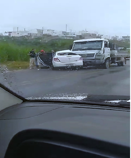 Veículo colide com caminhão na BR 101 em Santo Antônio de Jesus