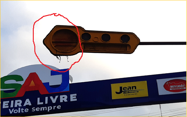 Mato cresce em cima de semáfaro danificado no centro de Santo A. de Jesus