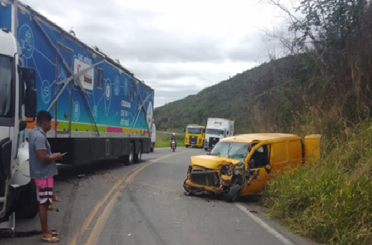 Acidente envolve carreta do SAC e carro na BR-420, no trecho de Santa Inês