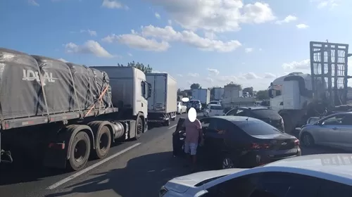 Manifestantes bloqueiam BR-101 em Cruz das Almas