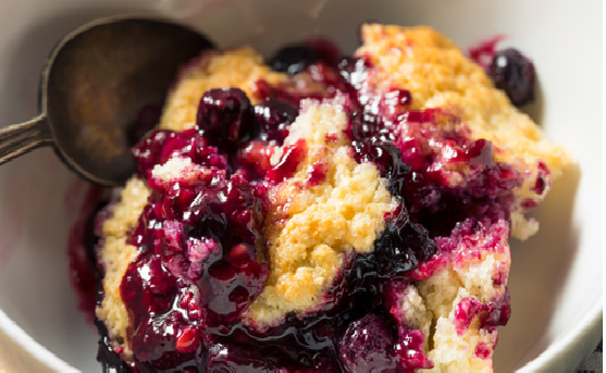 Receita deliciosa (e fácil) de 'crumble' de amora e maçã