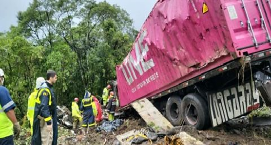 Acidente com van deixa ao menos nove mortos no Paraná