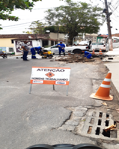 Adutora se rompe na entrada da avenida Esperança em Santo Antônio de Jesus