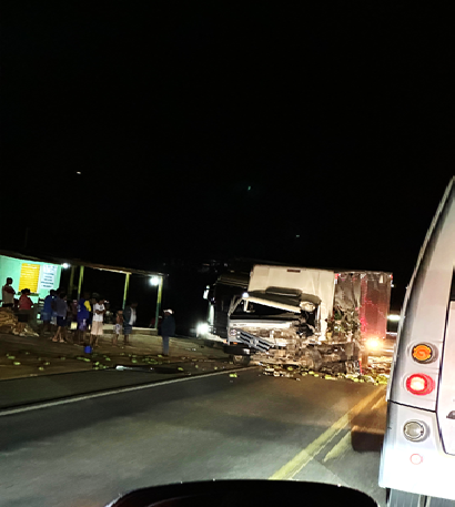 Caminhões se chocam na BR 101 no Cruzeiro de Laje