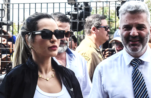 Deolane Bezerra se irrita e ofende jornalista ao deixar fórum