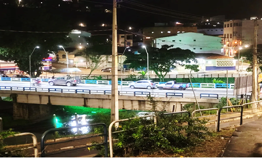 Carros estacionados sobre ponte na BR-420 bloqueiam trânsito em Mutuípe