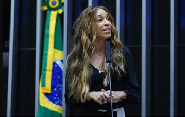 Erika Hilton aciona MPF contra pastor que beijou filha
