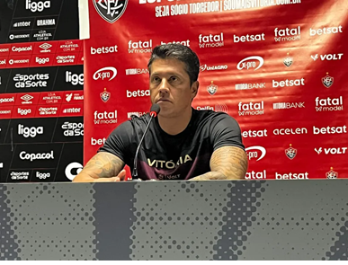 "Somos uma equipe que aprendeu a sofrer", diz Carpini durante coletiva