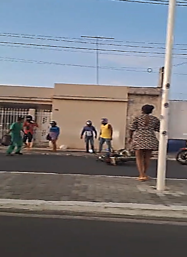 Acidente de trânsito faz envolvidos brigar no meio da rua em Santo Antônio de Jesus